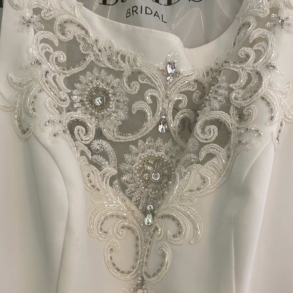 David bridal gown soft white with pockets - Picture 3 of 8